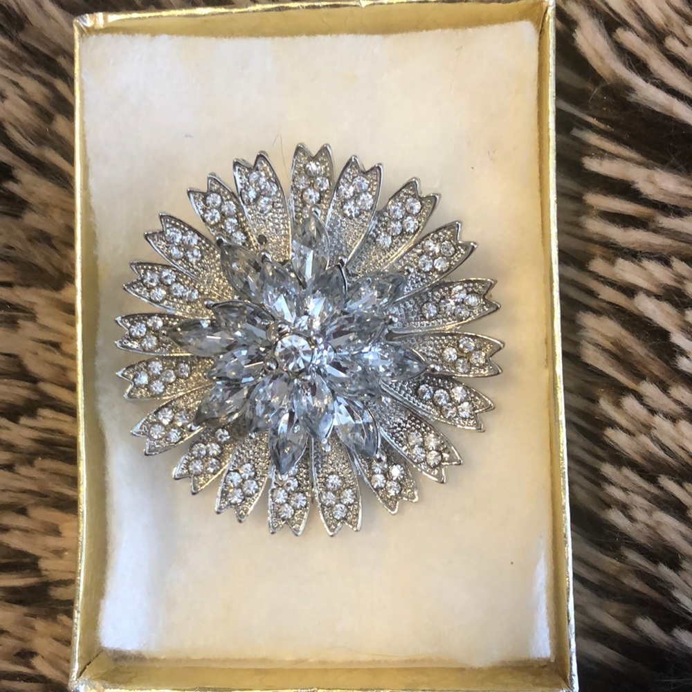 Flower brooch